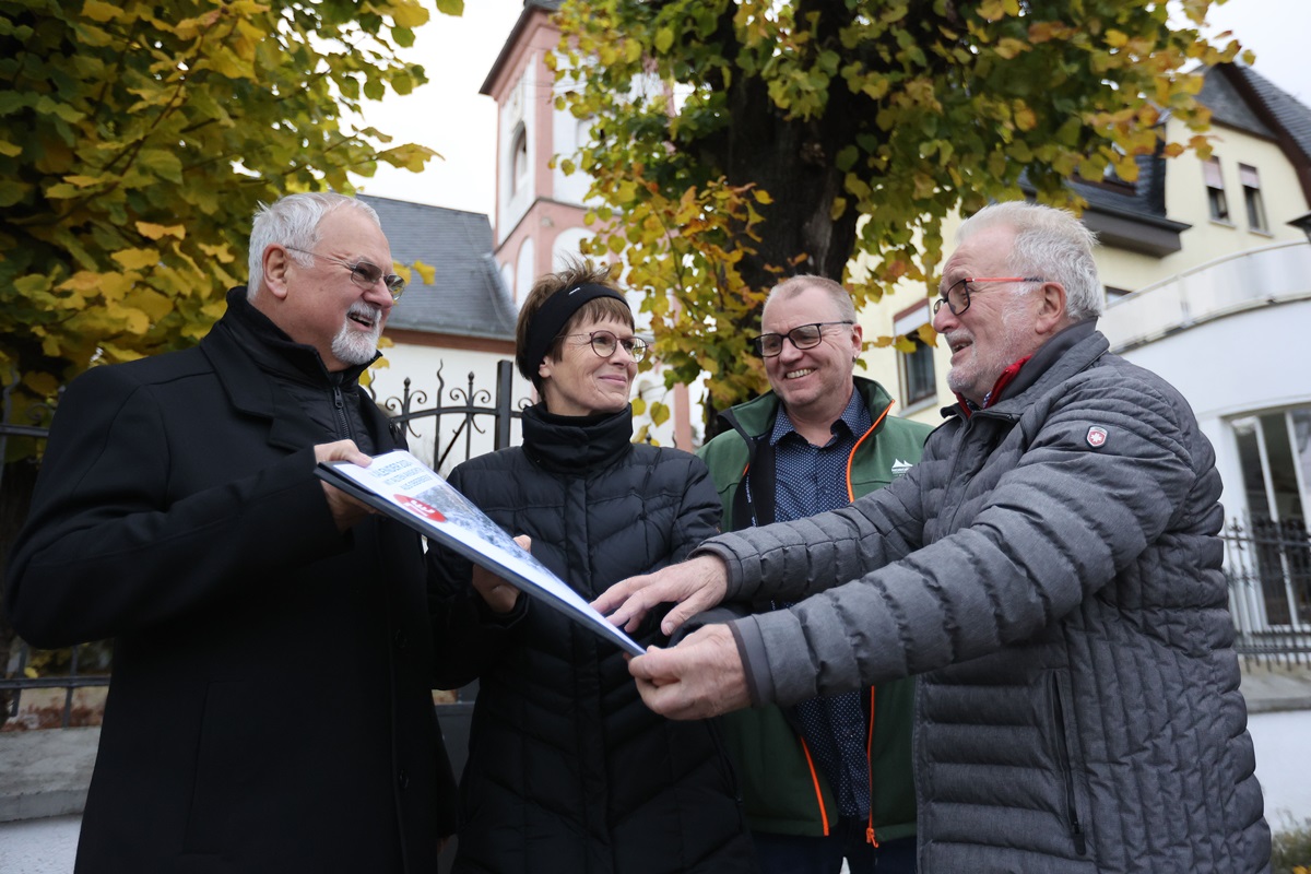 Von links: Rolf Lhmar (HVO-Vorsitzender), Elke Klare (Vertrieb der Kalender), Torsten He und Lothar He. (Foto: jn)