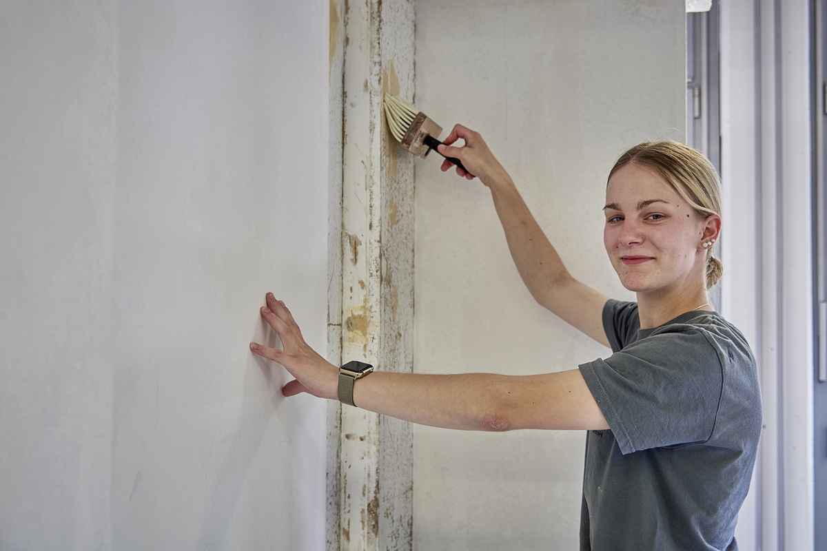 Jugendliche entscheiden sich verstrkt fr eine Ausbildung im Handwerk, im Bild Stella Rmer aus Kirn, die eine Lehre im Maler- und Lackiererhandwerk absolviert. (Foto: Laura Antonia Herzmann)