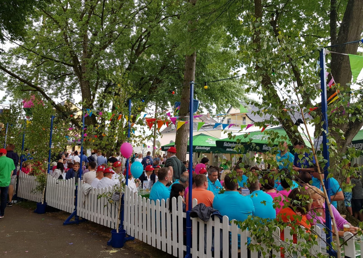 Kirmes in Heimbach-Weis: Festzelt mit Biergarten direkt am Kirmesplatz