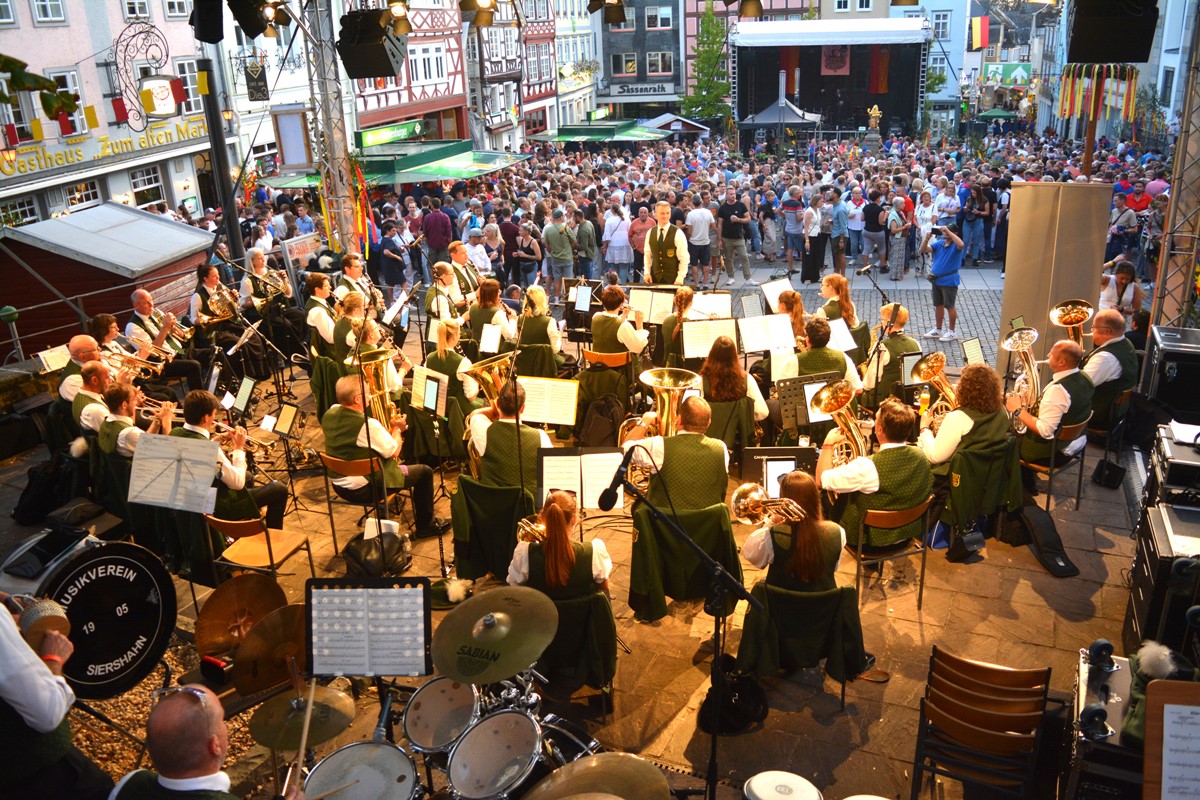 Mit Blasmusik, Rock und Zapfenstreich: Hachenburg feierte Erffnung der groen Kirmes