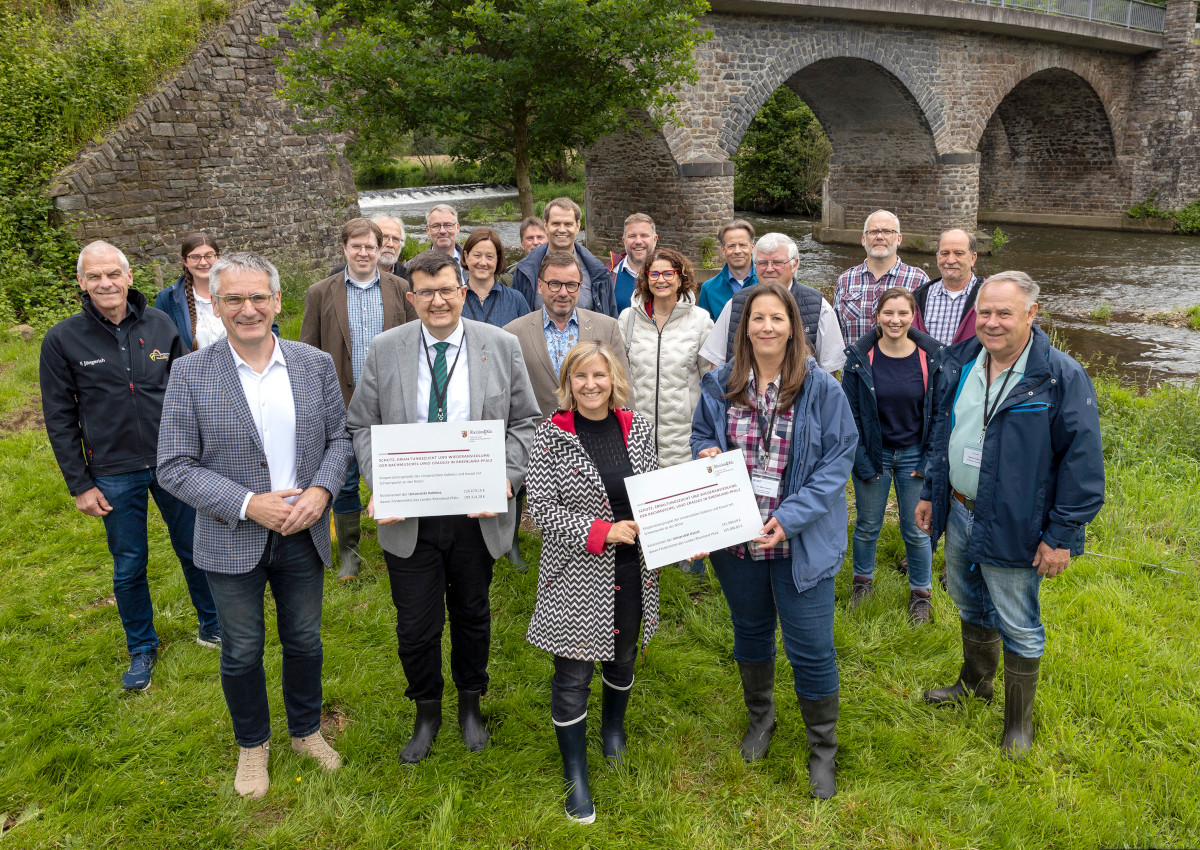 Klimaschutzministerin Katrin Eder bergibt die Frderbescheide an Stefan Wehner, Prsident der Universitt Koblenz, und an Meike Kster von der Universitt Kassel (Foto: Rder-Moldenhauer)