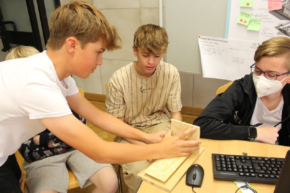 Tfteln was das Zeug hlt: Die Hackdays am Hagerhof holten aus den Schlern Forscher hervor. (Fotos: privat)