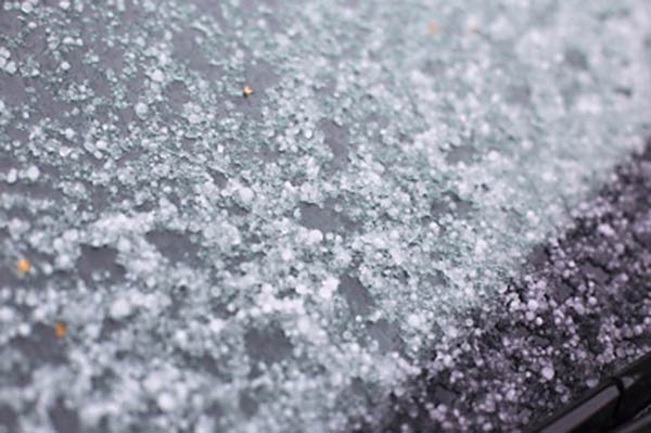 Unflle auf der A 3 wegen Sommerreifen und zu hohem Tempo bei Unwetter 