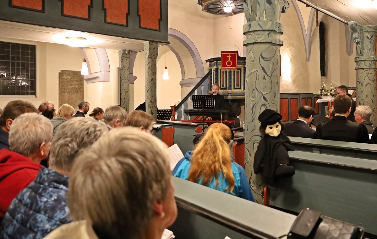 Einen musikalischen Reformationsgottesdienst gestaltete die Dekanatsband unter Leitung von Dekanatskantor Christoph Rethmeier. Auch Martin Luther (als Handpuppe) war eingeladen. (Foto: Sabine Hammann-Gonschorek)