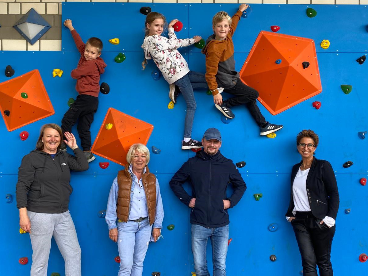 Frderverein sponsert Boulderwand an der Grundschule Hamm/Sieg