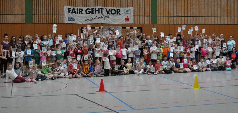 Die Grundschulkinder hatten viel Spa beim Handball und der anschlieenden Urkundenverleihung. Foto: Privat