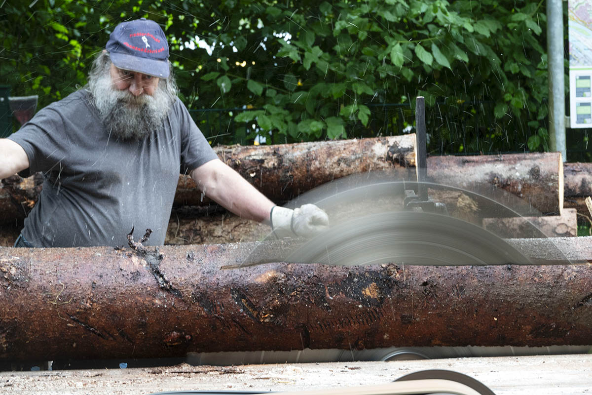 Partystimmung und Tradition beim Handwerkermarkt zu Fen der Burg Grenzau