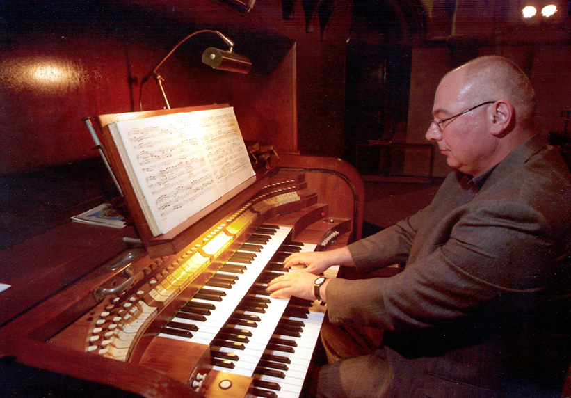 Der Koblenzer Hanno Scherhag spielt bei der Bendorfer Marktmusik auf. Foto: Veranstalter