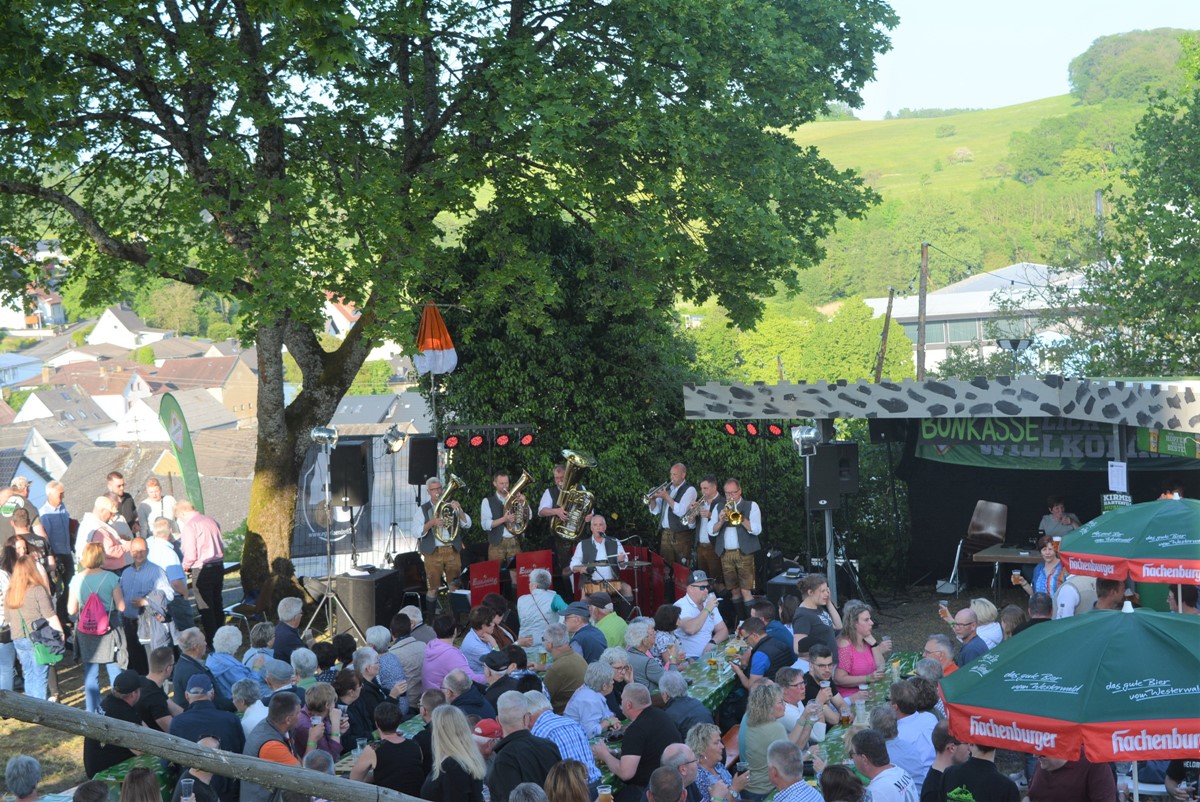 "Rock am Turm": Rock und "Dicke-Backen-Musik" in Hartenfels begeisterte Jung und Alt