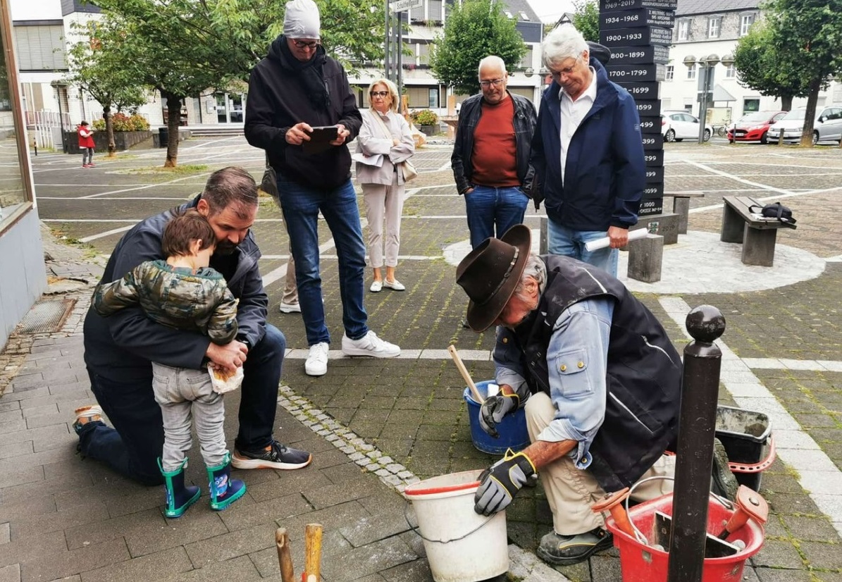 Erinnerung an das jdische Leben in Bad Hnningen: Stolpersteine verlegt