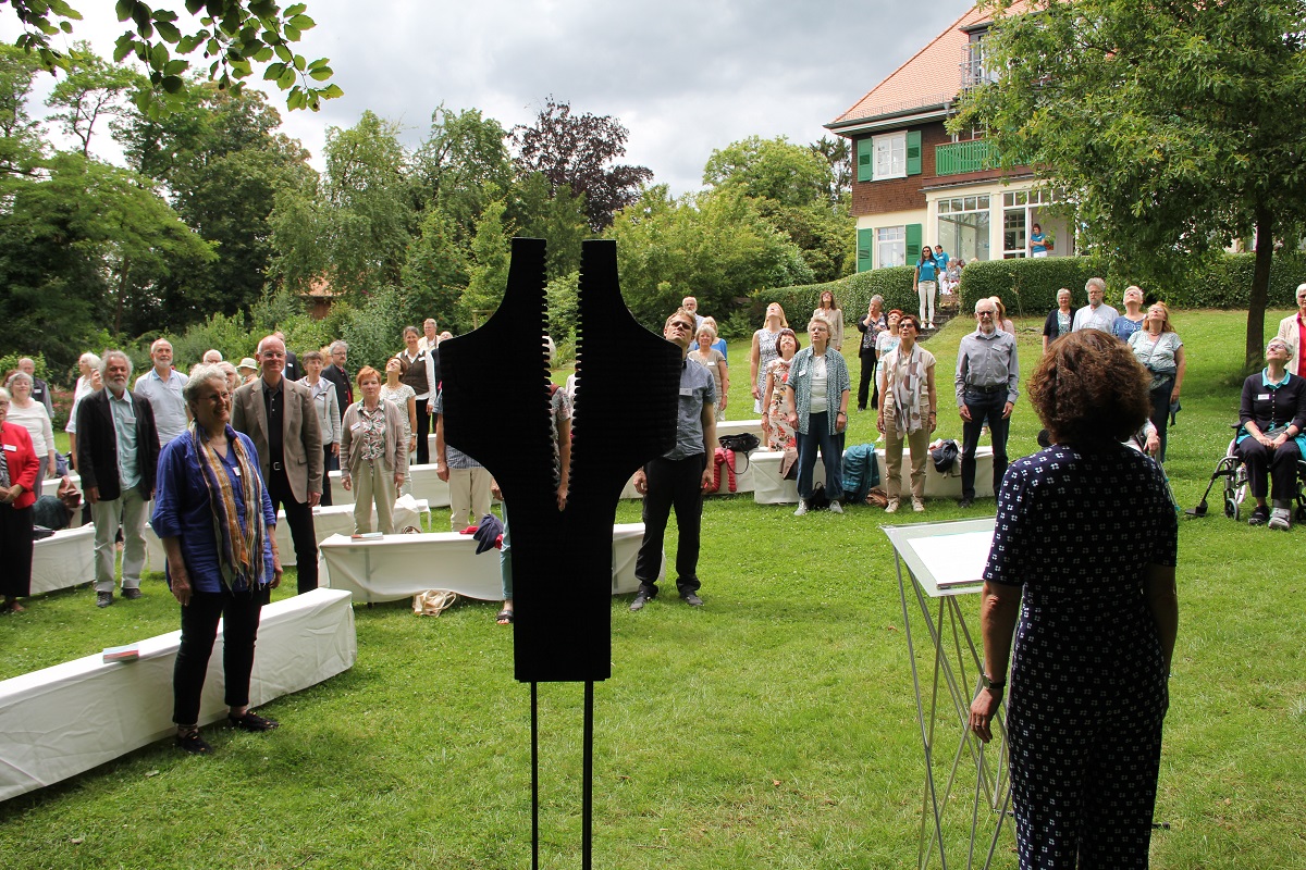 Pfarrerin Irene Hildenhagen, Leiterin des Hauses der Stille, leitet eine meditative Krperbung an, um mit dem offenen Kreuz vertraut zu werden. (Foto: Dorothea Mth-Abu Dhis): 