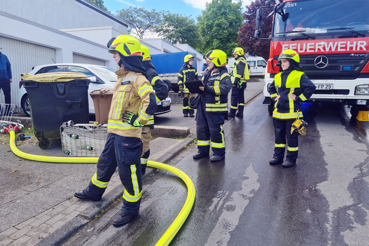 Heckenbrand in Willroth - Feuerwehr Pleckhausen war schnell an der Einsatzstelle 