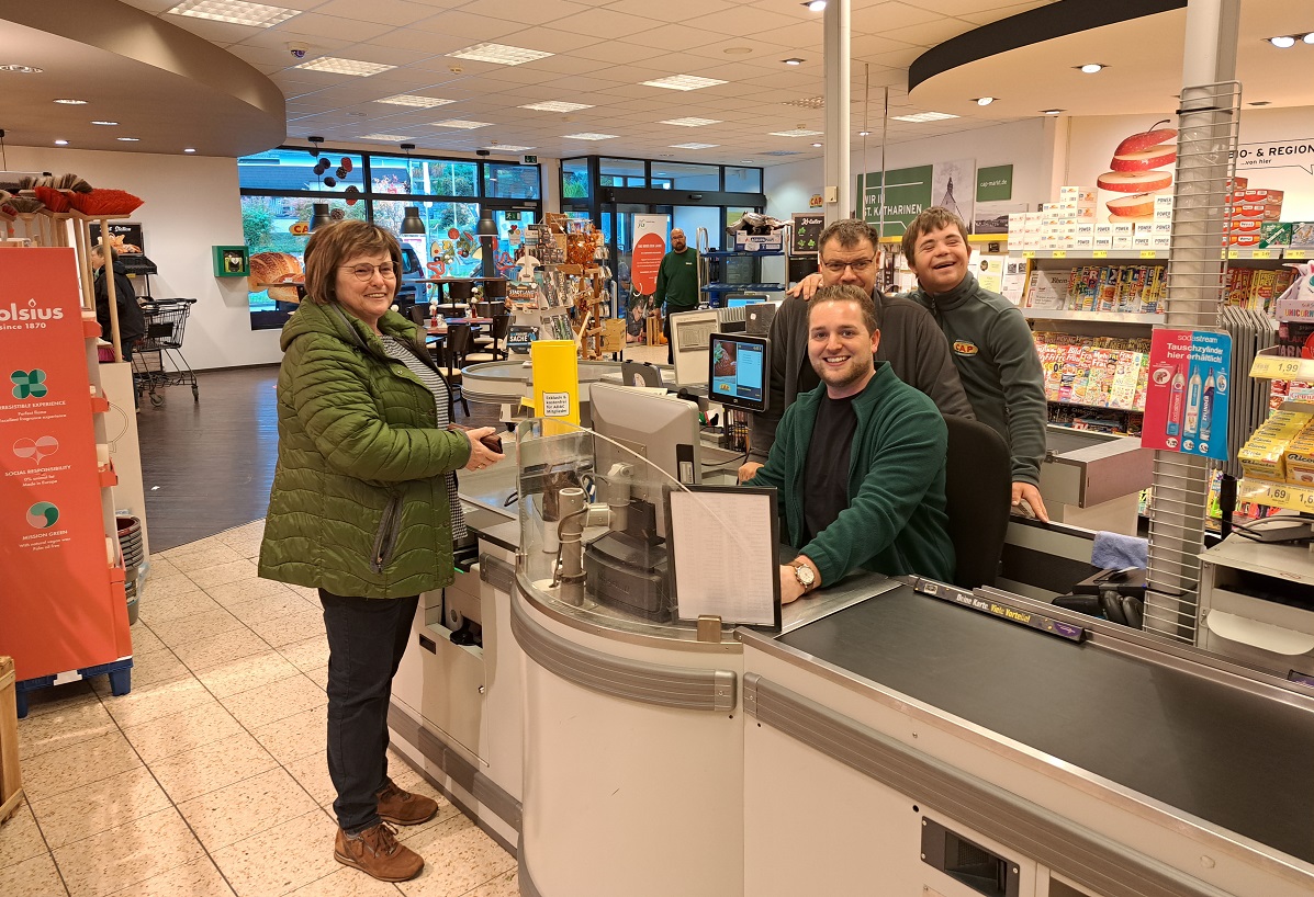 Martin Diedenhofen half krzlich im CAP-Markt St. Katharinen aus. Im Tausch dazu durfte Niko Granitza im Bro des Bundestagsabgeordneten in Unkel hospitieren. (Foto: Silvia Knopp)