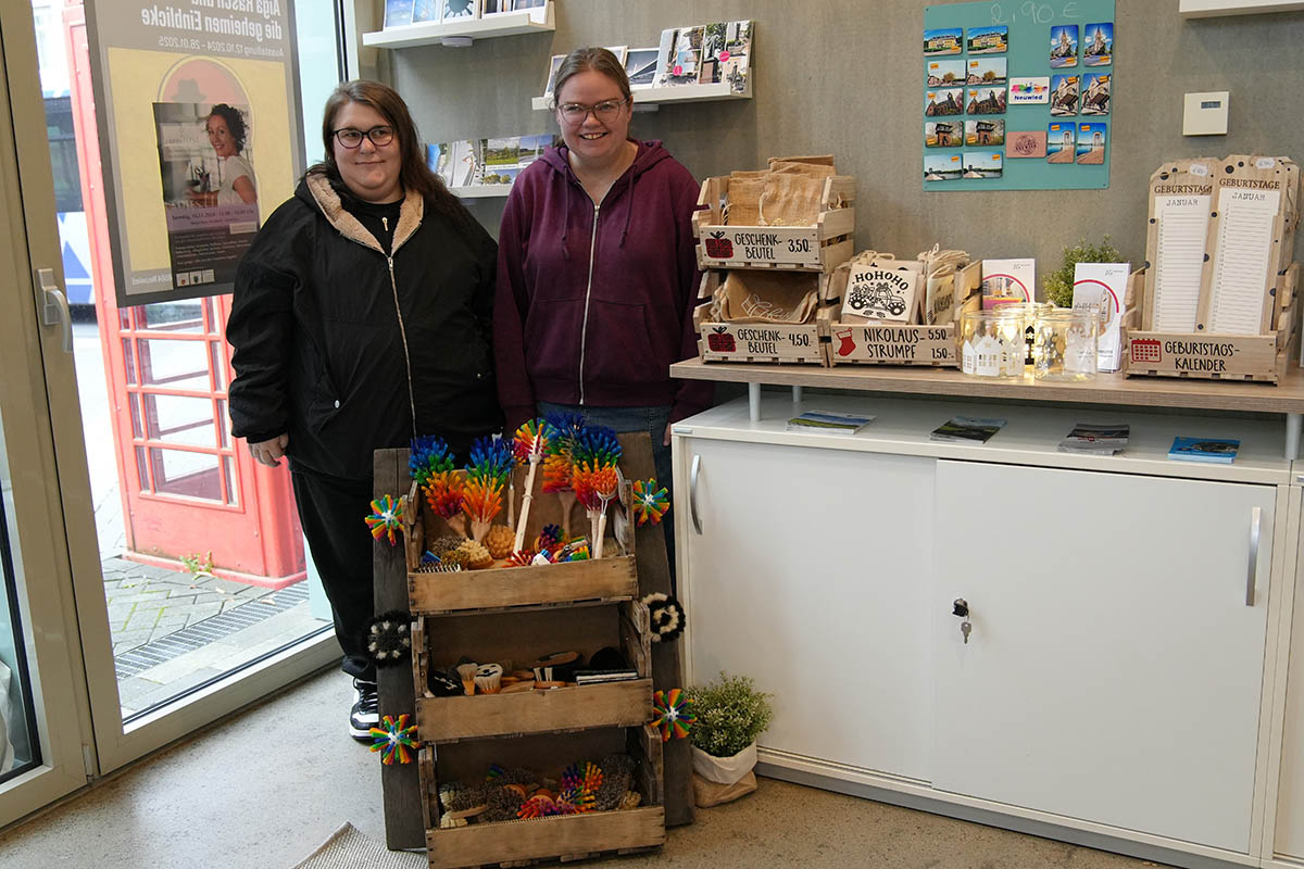 Mary Weber (links) und Christine Grunau aus den Werksttten und dem Handwerkerzentrum des Heinrich-Hauses prsentieren bei der bergabe ihre Produkte in der Neuwieder Tourist-Information. Foto: Stadt Neuwied / Melanie Lange