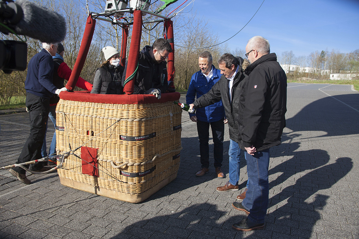 Landrat Achim Schwickert (Mitte) tauft den Ballon im Beisein von Hans-Werner Breithausen (links) und Landratskollegen Dr. Peter Enders. Pilot Nicolas Seyfert-Joiner schaut interessiert zu. Fotos: Wolfgang Tischler
