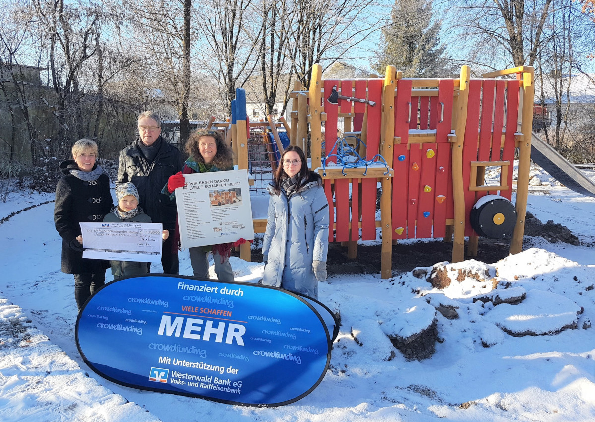 Helferskirchen erhlt neues Feuerwehrauto  fr den Spielplatz