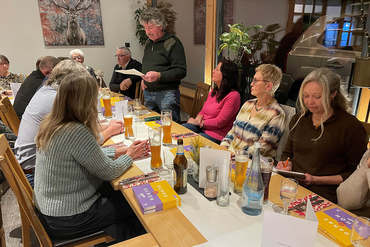 Dank fr die Helfer gab es vom HVO-Vorstand mit (von links) Alfred Bay, Veit Kalter (stehend), Marietta Schmid-Kalter, Jira Paulsen und Simone Soika. Foto: HVO