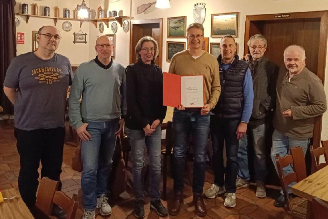 Von links: Josef Mergheni, Michael Stunz, Karin Junk-Mergheni, den Jubilar Henning Wirges, Stadtrat Christian Scheidgen, Claus Rmer und Ferhat Cato. Foto: Cato