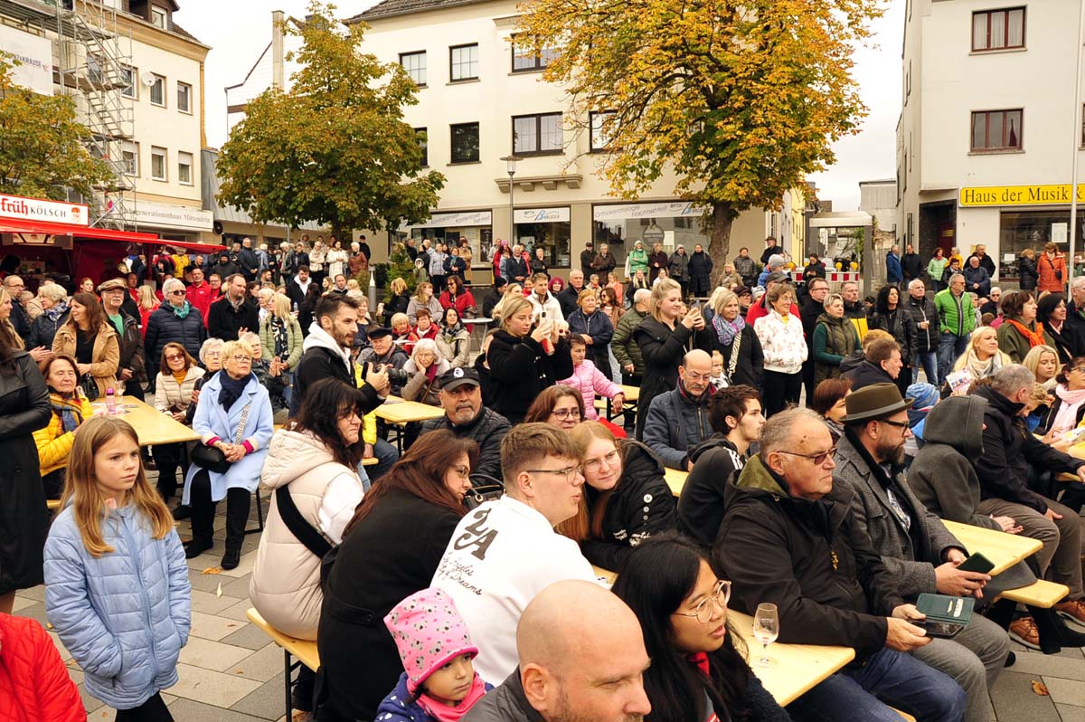 Viele Besucher fanden sich auf dem Marktplatz ein (Bilder: kk)