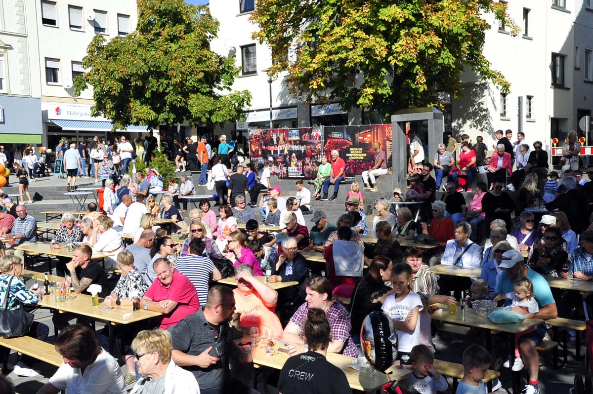 Herbstfashion in Altenkirchen bei strahlendem Sonnenschein: Stadt und Aktionskreis zufrieden