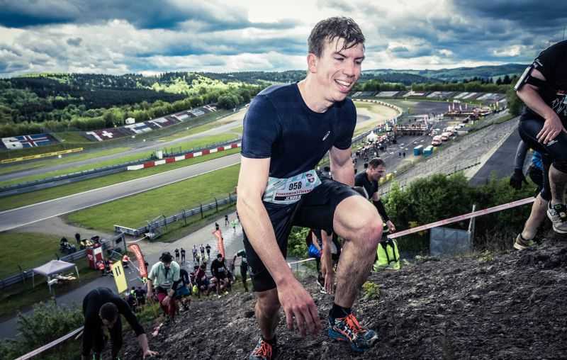 Jendrik Gra (LT Puderbach) an Hindernis Nr. 11 Stairway to Hell. Bei diesem Hindernis geht es  50 Meter hoch hinaus. Mit den Hhenmetern der Eifel verrechnet wurde das vor allem eines: anstrengend!   Foto: Sportograf.com