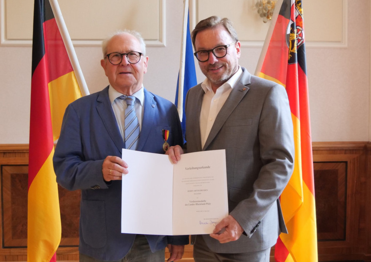 Artur Breiden (links) erhielt die Landesverdienstmedaille aus den Hnden von SGDN-Prsident Wolfgang Treis. (Foto: SGD Nord / Christiane Gandner)