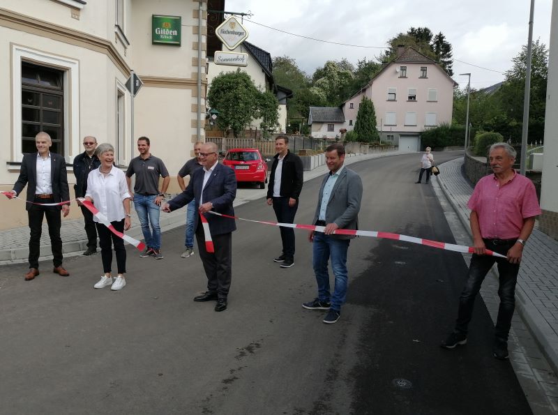 Einmal die Schere angesetzt, und schon ist das obligatorische Einweihungsband zerschnitten. Die Sanierung der Ortsdurchfahrt Hilgenroth gehrt der Vergangenheit an. (Foto: hak)