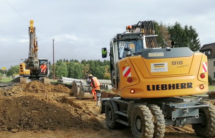 Schon am Ortsausgang Richtung Breitscheidt sind die Kanalarbeiten im Zuge der Sanierung der Ortsdurchfahrt Hilgenroth angekommen. (Foto: hak)