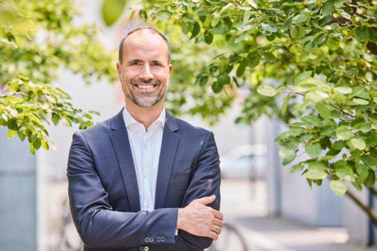 Gefragter Mann nach dem Runden Tisch: Minister Clemens Hoch (2. von links). (Foto: Ministerium)