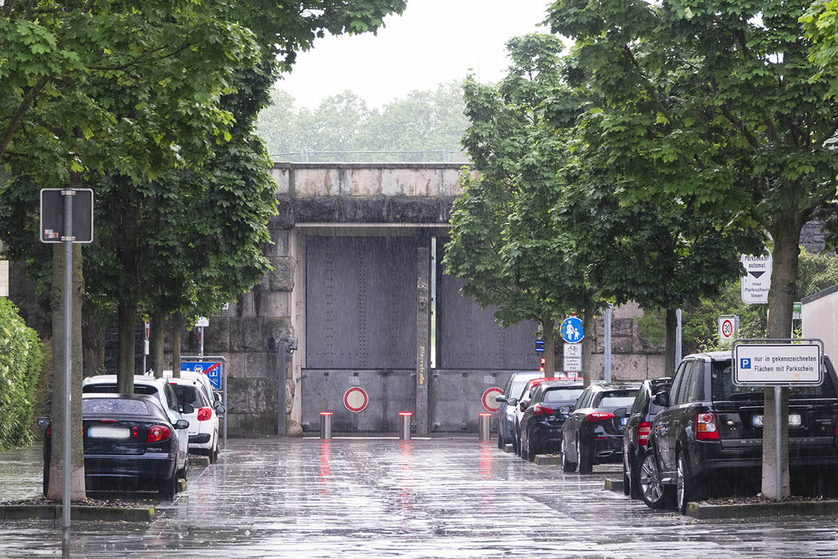 Stadt Neuwied schliet Deichtor wegen Hochwasser
