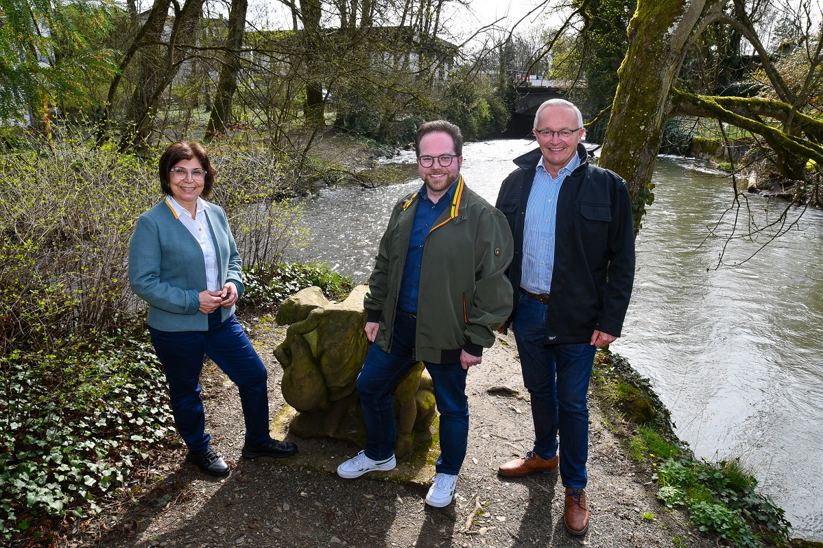 Der Erste Kreisbeigeordnete Pascal Badziong (Mitte), Achim Hallerbach, Landrat des Landkreises Neuwied, und Zeynep Begen, Ehrenamtliche Beigeord-nete der Stadt Bendorf, kamen anlsslich des Weltwassertages an der Mndung des Brexbachs in den Saynbach zusammen, um ber Hochwasserschutz zu sprechen. (Foto: Kreisverwaltung MYK/Damian Morcinek)