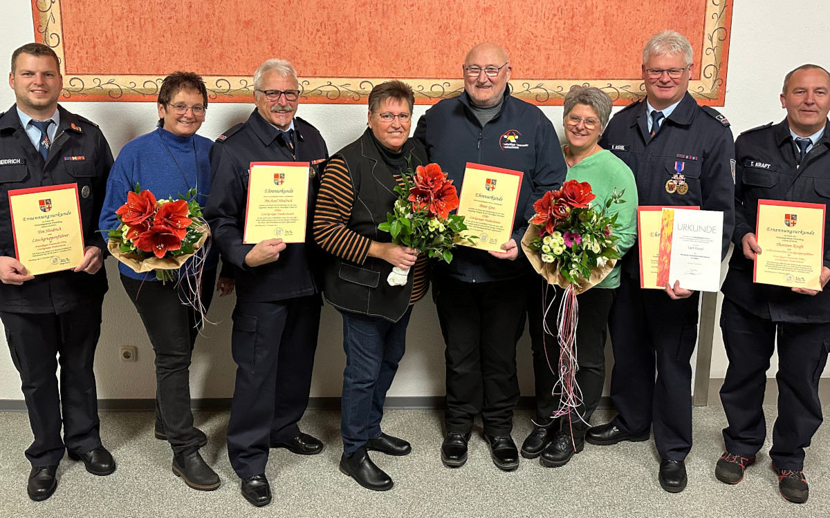 Der neue Lschgruppenfhrer Tim Heidrich (links) bedankt sich gemeinsam mit seinem Stellvertreter Thorsten Kraft (rechts) bei dem scheidenden Lschgruppenfhrer Veit Kexel (2. v. r.) und den Alterskameraden Peter Geis (4.v.r.) und Michael Heidrich (3. v. l.) sowie deren Ehefrauen. (Foto: Niklas Schfer / Feuerwehr Neuhochstein)
