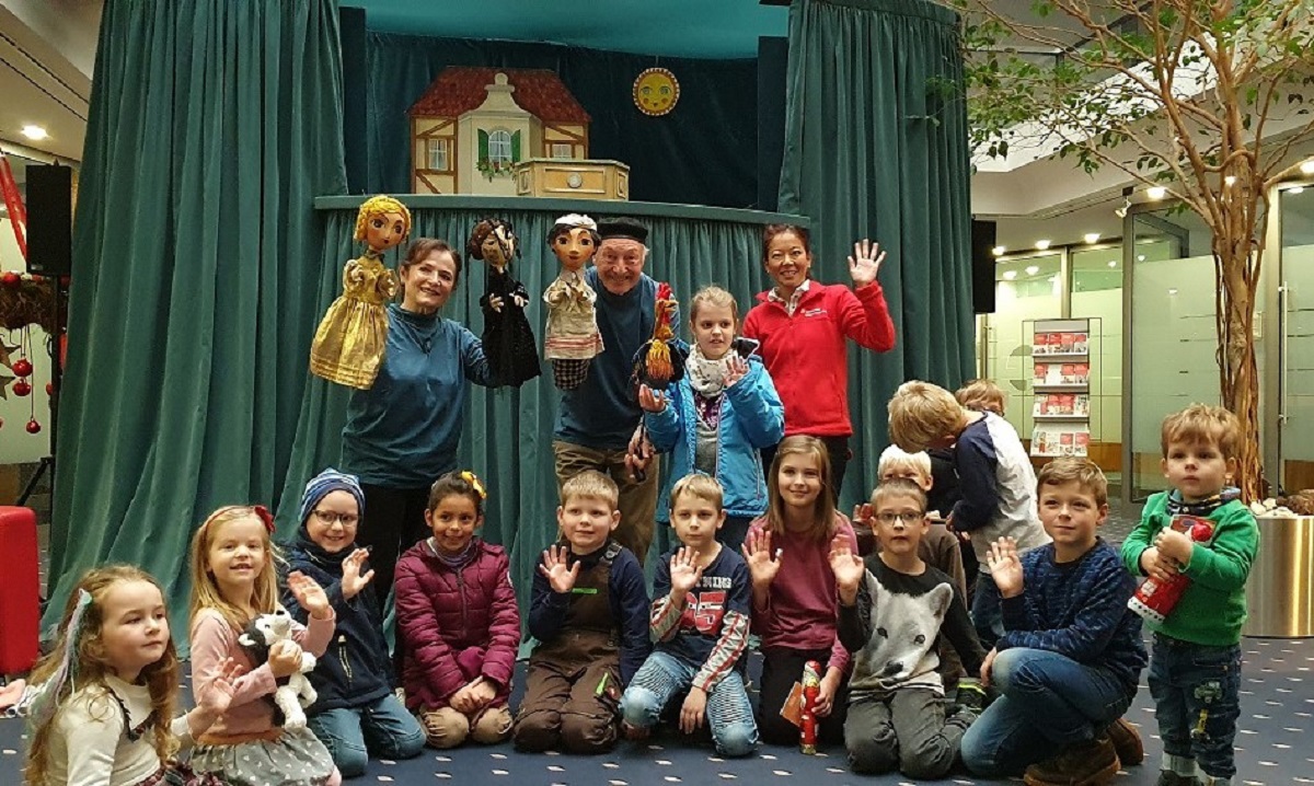 Herr und Frau Sperlich mit BC-Leiterin Jasmin Stiltz und Kindern aus dem Publikum in der Kundenhalle der Sparkasse in Westerburg. (Foto: Sparkasse Westerwald-Sieg)