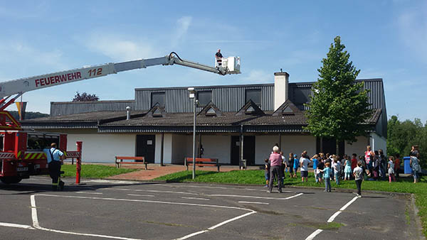 Kinder der GTS-Holzbachtalschule besuchen die Feuerwehr