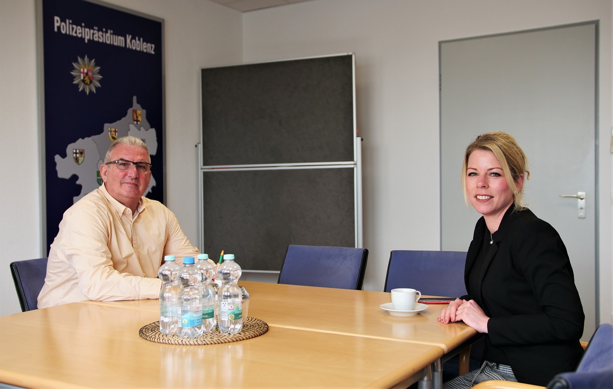 Polizeiprsident Karlheinz Maron und Lana Horstmann MdL im Gesprch. (Foto: Bro Lana Horstmann)