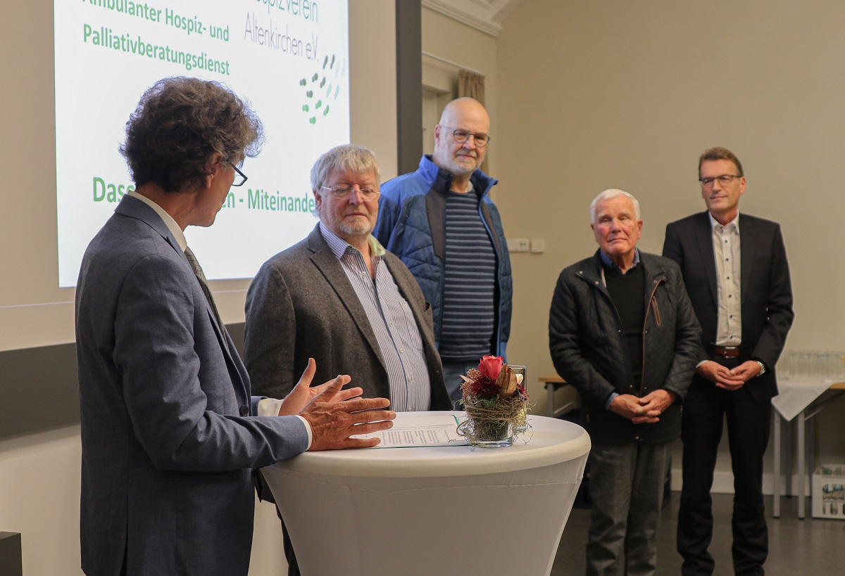 Dr. Holger Liefeld, 1. Vorsitzender des Hospizvereins, sowie die Grndungsmitglieder Dr. Michael Blees, Dr. Peter Henn, Dr. Guido Reinery und Dr. Andreas Reingen (Foto: Hospizverein)