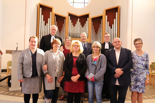 Den neuen ehrenamtlichen Hospizbegleitern des Ev. Hospizdienstes Siegerland gratulierten (obere Reihe von links) Pfarrer Jrn Contag, Silvia Teuwsen sowie die Pfarrer Armin Neuser-Moos und Tim Winkel. (Foto: Hospizdienst Siegerland)