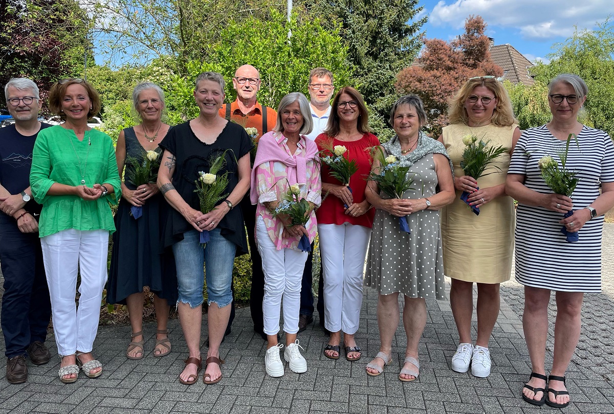 Sie sind fr schwerstkranke und sterbende Menschen da und begleiten sie auf ihrem Weg: Neun Teilnehmer haben sich vom Ambulanten Ev. Hospizdienst Siegerland als ehrenamtliche Hospizbegleiter ausbilden lassen. Es gratulierten (von links) Pfarrer Armin Neuser-Moos, Thea Rabenau und Heike Lobpreis (rechts). (Foto: Diakonie in Sdwestfalen gGmbH)