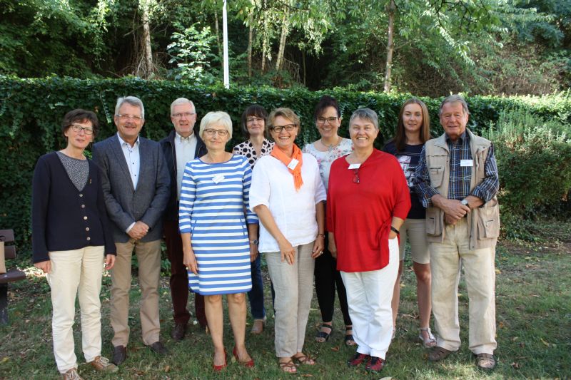 Der Vorsitzende des Neuwieder Hospiz-Vereins, Hans- Peter Knossalla (2.v. links), Bildungsreferentin Heidi Hahnemann (links), die Hospizfachkraft Christiane Freymann (5.v. links) und Christoph Drolshagen von der Leitung der Marienhaus Hospize (3.v. links), gratulierten. Foto: Hospizverein Neuwied