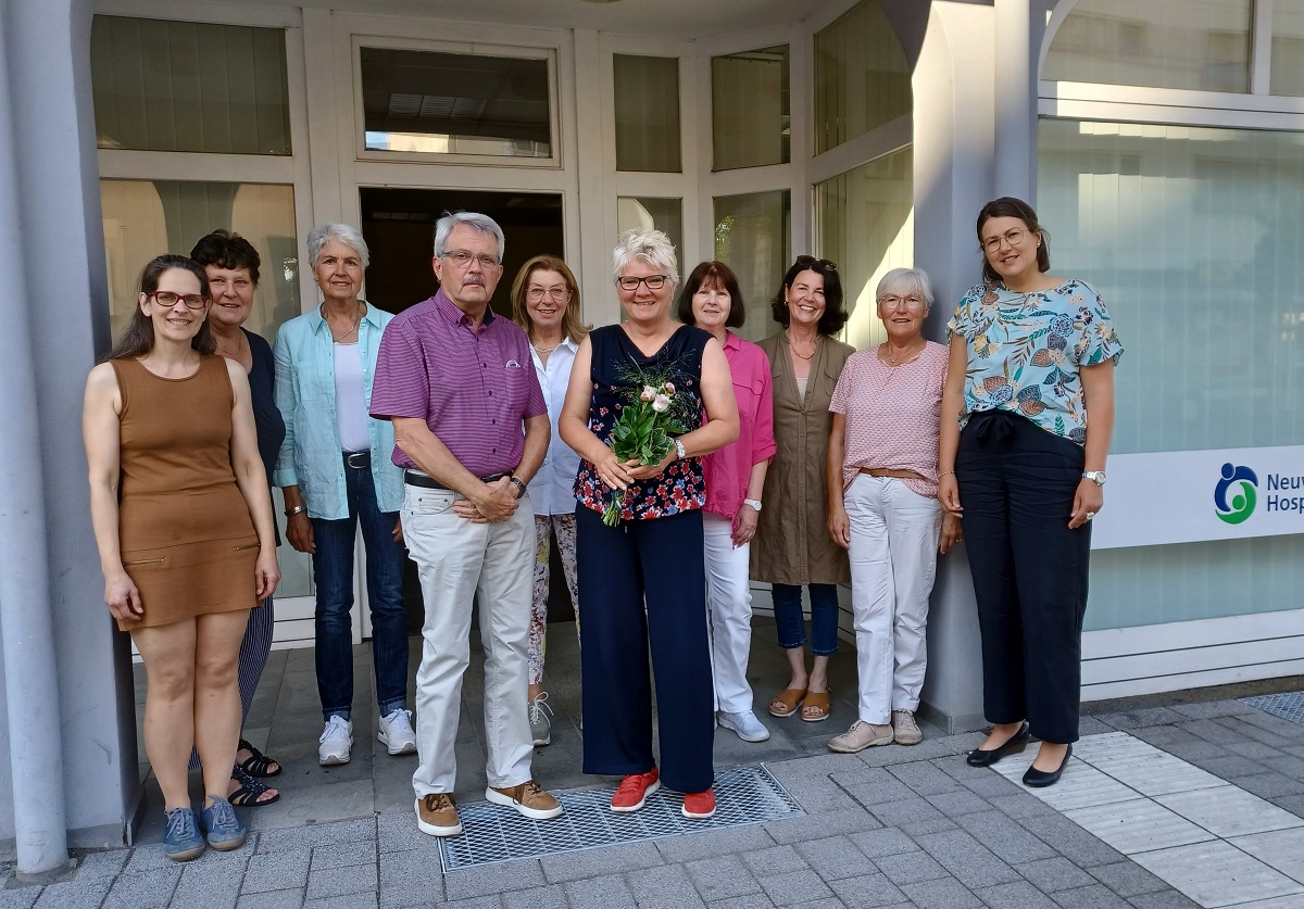 Gemeinsam mit den ehrenamtlichen Trauerbegleiterinnen hie der Vorsitzende des Neuwieder Hospizvereins, Hans-Peter Knossalla, die Kinder-, Jugend- und Familientrauerbegleiterin Beate Christ (5. von rechts) als hauptamtliche Mitarbeiterin willkommen. (Foto: Hospizverein)