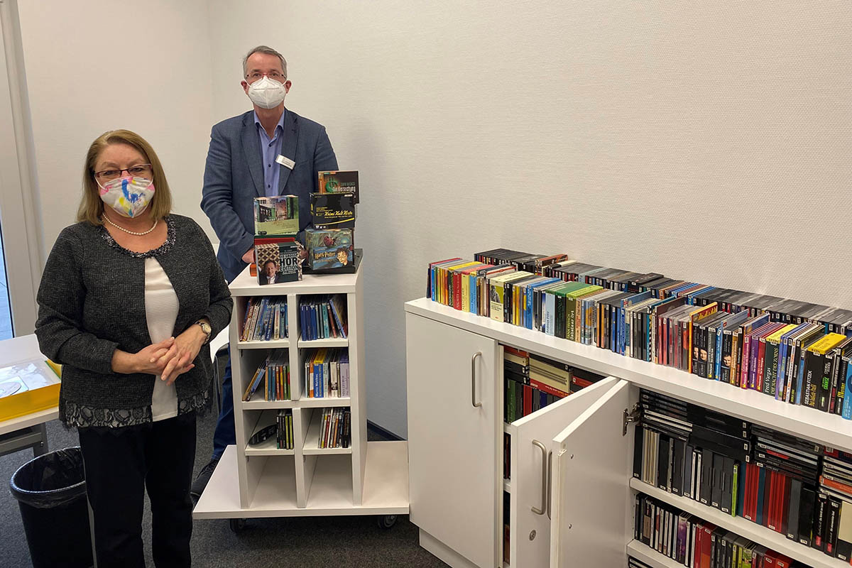 Auf dem Bild zu sehen sind Ehrenamtskoordinatorin Monika Gbel-Zenz und Einrichtungsleiter Sven Lefkowitz mit der neuen Hrbuch-Bibliothek. Foto: privat