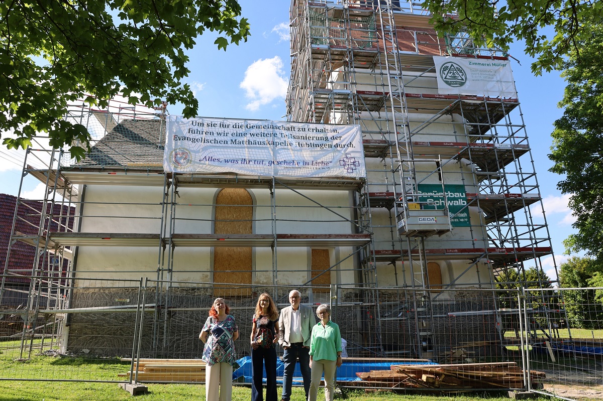 Kirchenvorstandsvorsitzende Iris Schmidt, Pfarrerin Anja Jacobi, Bernhard Nothdurft, Leiter des Bauausschusses der Kirchengemeinde und Ksterin Anneliese Blattmann (v.l.) begutachten die aktuelle Baumanahme am Dach der denkmalsgeschtzten Kapelle, die soll Anfang August abgeschlossen sein. (Fotos: Sabine Hammann-Gonschorek)