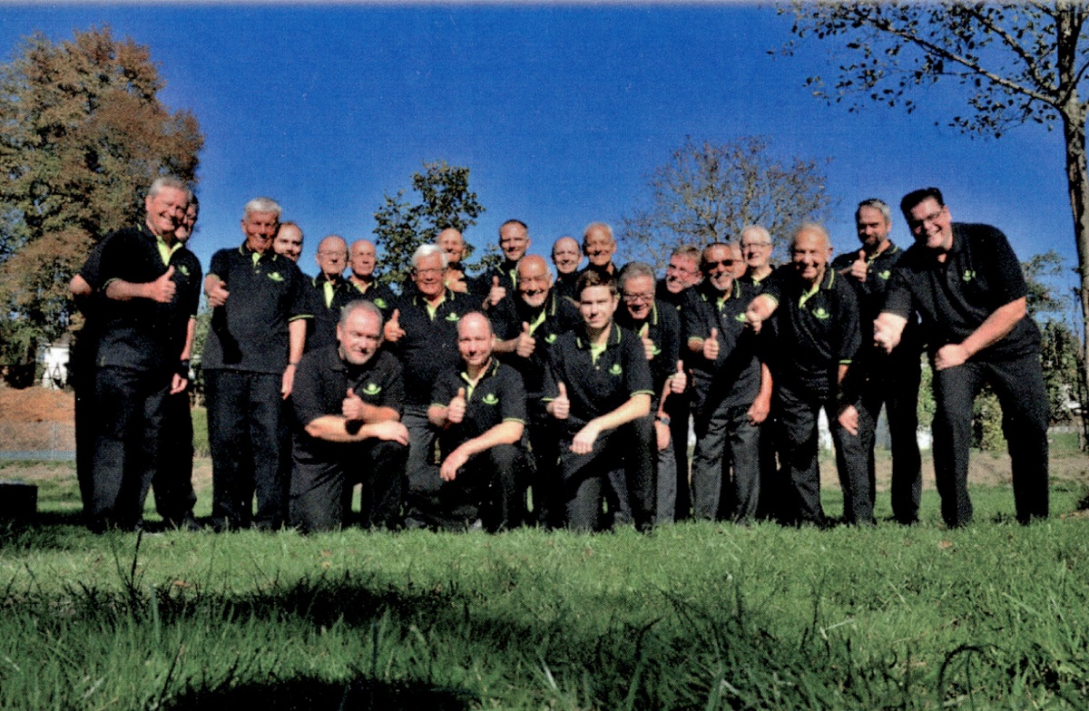 Der Mnnergesangverein Httenhofen unter Chorleiter Markus Mller (ganz rechts im Bild). (Foto: Verein)