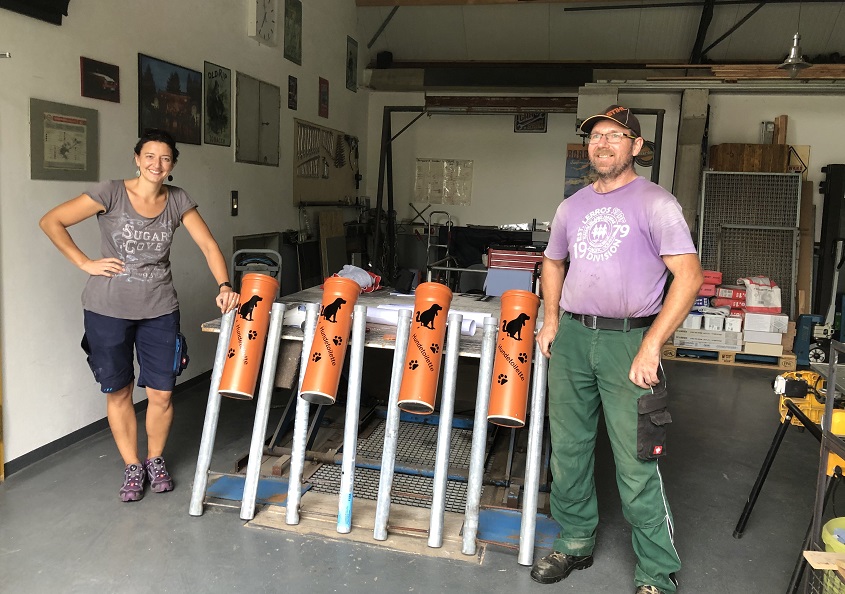 In der Gemeinde Michelbach gibt es nun eine optisch ansprechende Variante des Hundeklos. (Foto: Gemeinde)