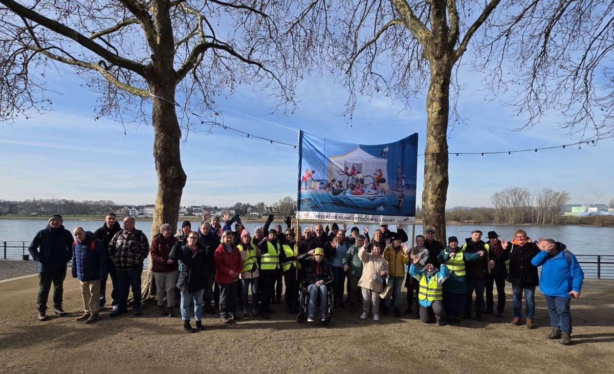 Start der Misereor-Hungertuchwallfahrt in Neuwied