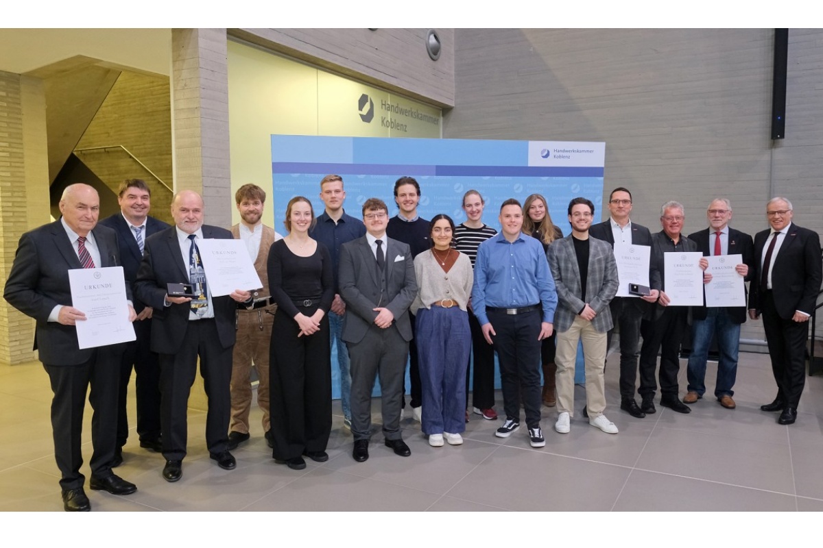 Gruppenfoto der besten Nachwuchshandwerker, rechts und links eingerahmt durch die Ehrennadeltrger und HwK-Prsident Kurt Krautscheid (rechts) sowie HwK-Geschftsfhrer Bernd Hammes (2.v.l.). (Fotos: Michael Jordan)