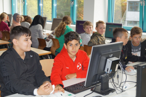 Interessiert recherchierten die Schler der Klasse 6b im Internet, da die Inhalte des Workshops ihre tgliche Lebenswelt umfassen. (Foto: IGS Hamm/Diana Hedwig) 