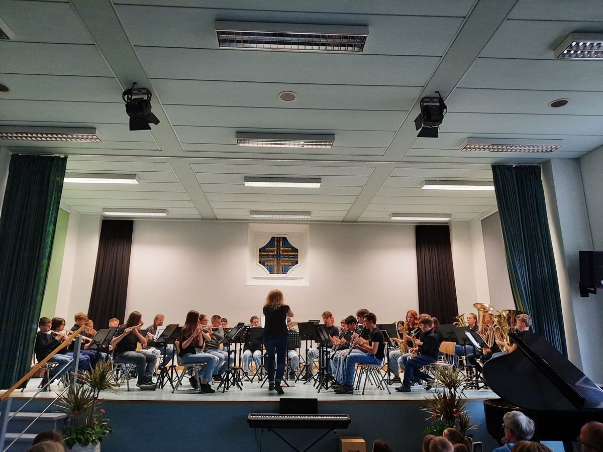 Die Blserklassen der IGS Betzdorf-Kirchen berzeugten beim Sommerkonzert (Foto: Matthias Schneider