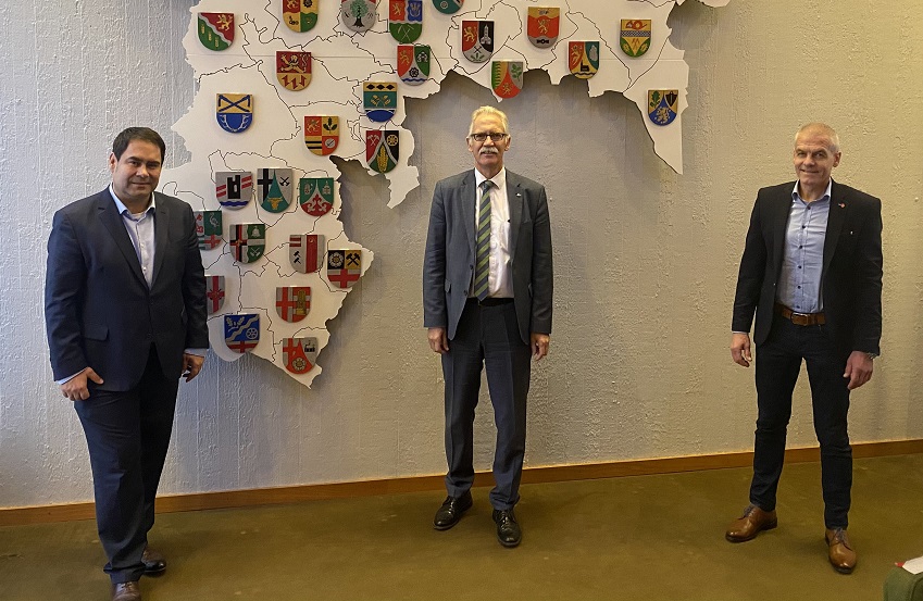 von links: Regionalgeschftsfhrer Oliver Rohrbach, Hauptgeschftsfhrer Arne Rssel und Brgermeister Fred Jngerich (Foto: Verbandsgemeindeverwaltung)