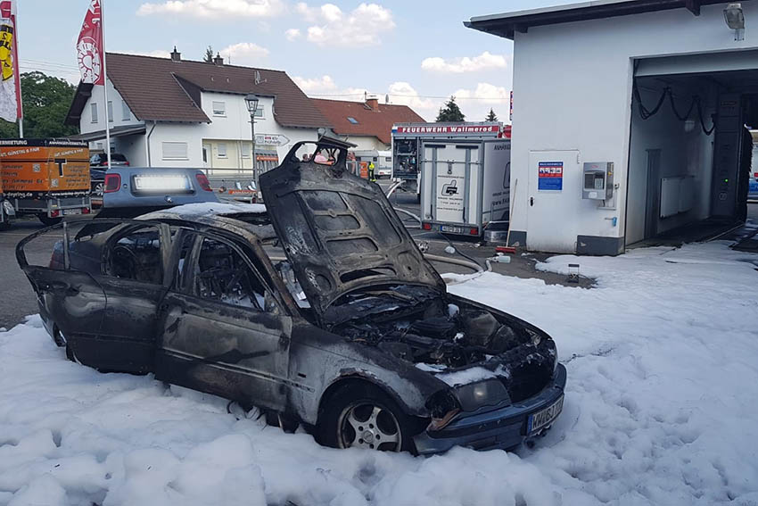 PKW gert auf Tankstellengelnde in Wallmerod in Brand